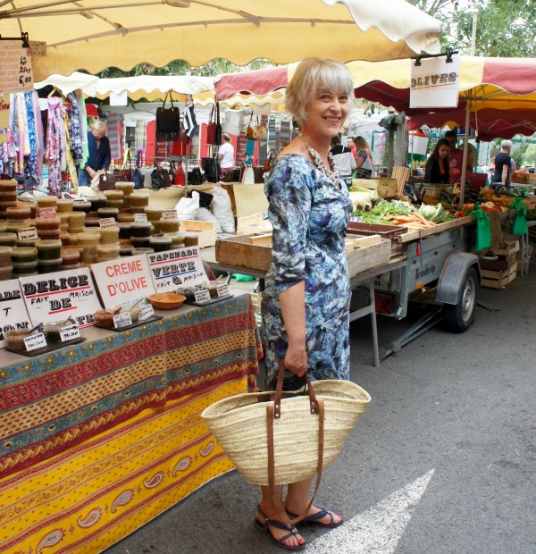 Bombshell dress Grimaud Market by food stall