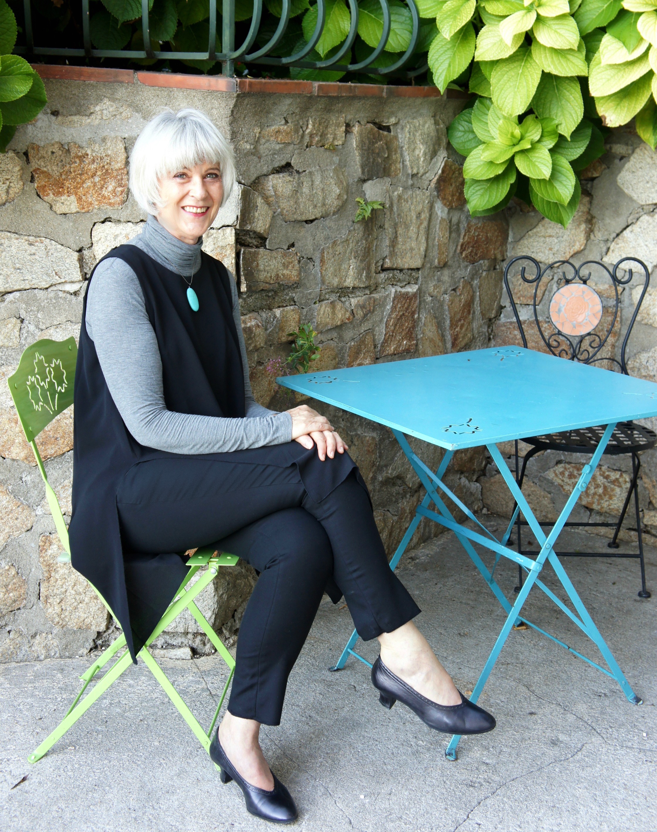 Black tunic & trousers seated at Grimaud