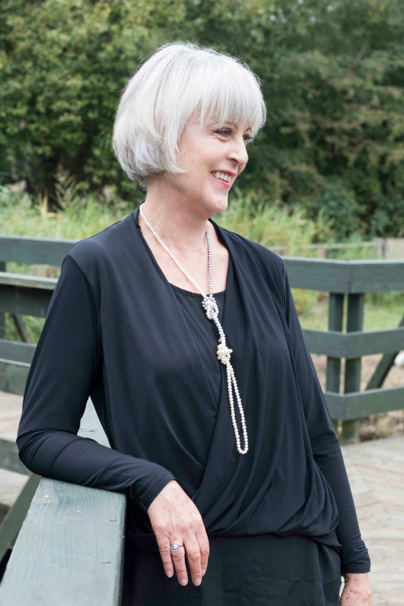 Pearl necklace with two knots