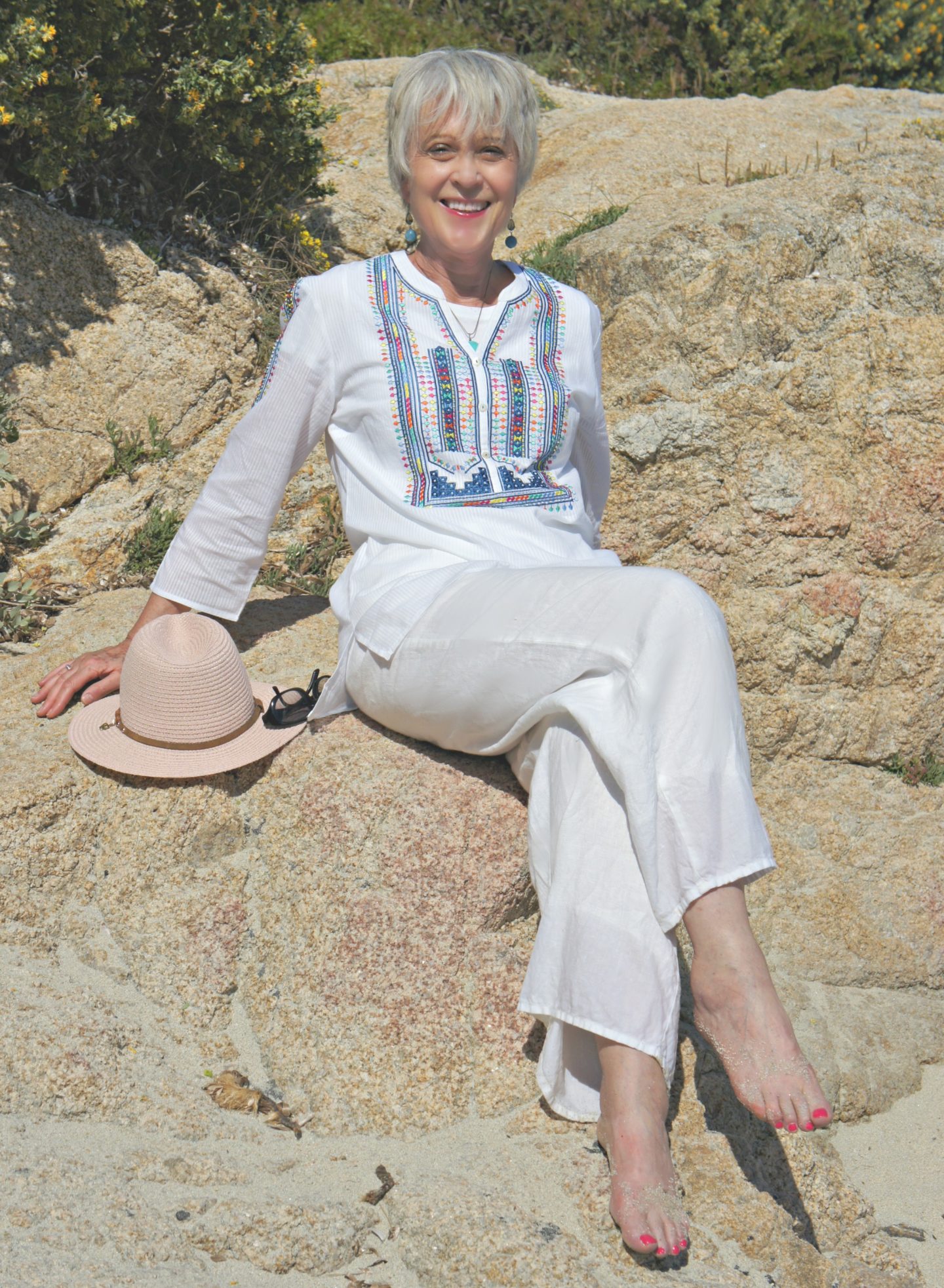 Kaftan, linen trousers and hat