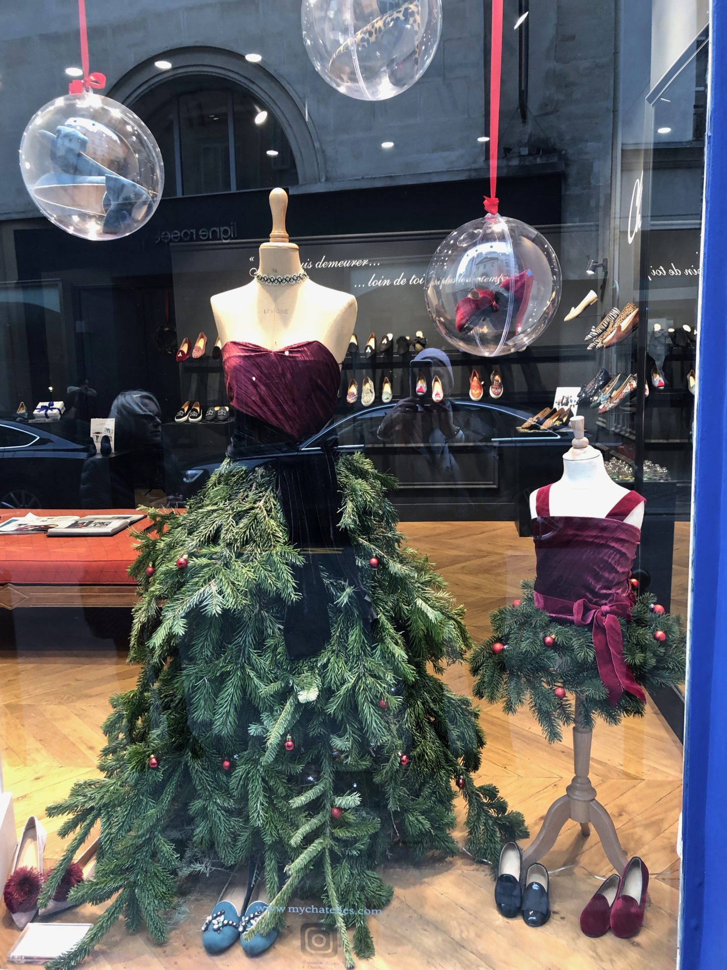 Pairs shoe shop