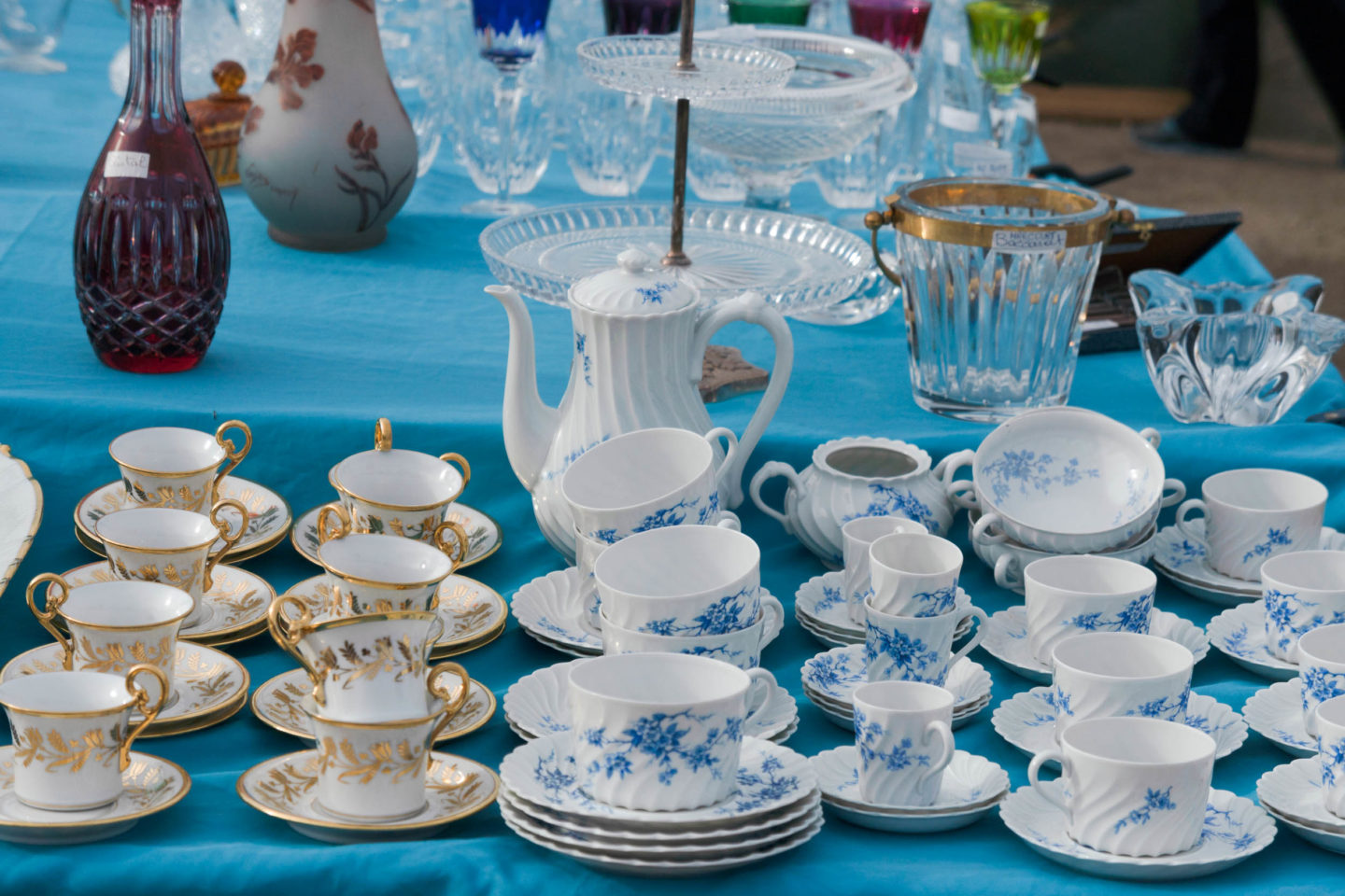 Vintage china in the french market