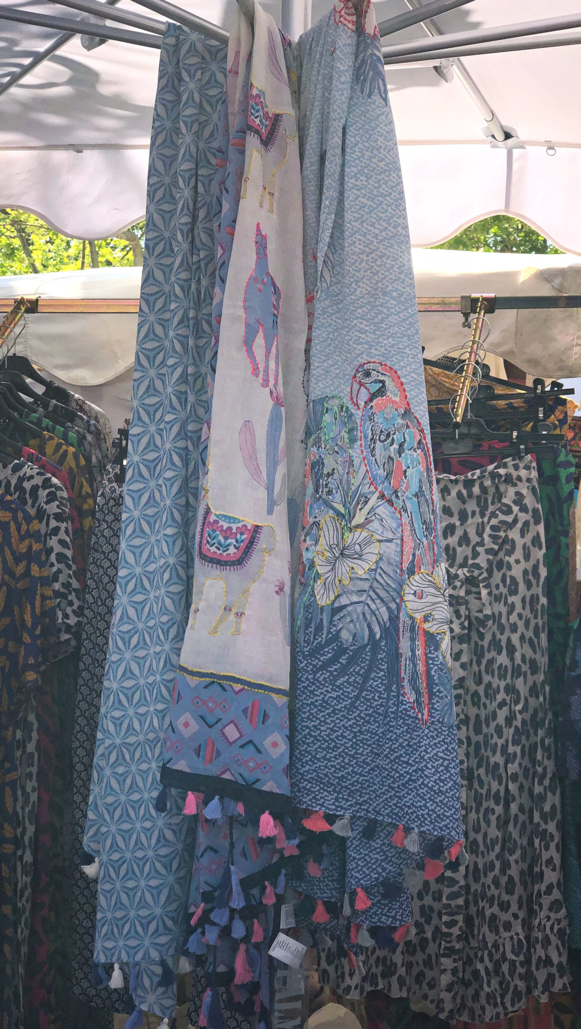 The accessories edition - St Tropez market - Chic at any age