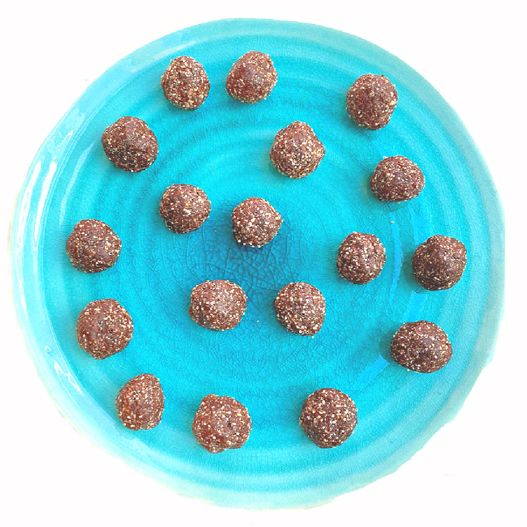 Delicious recipe for chocolate date balls.