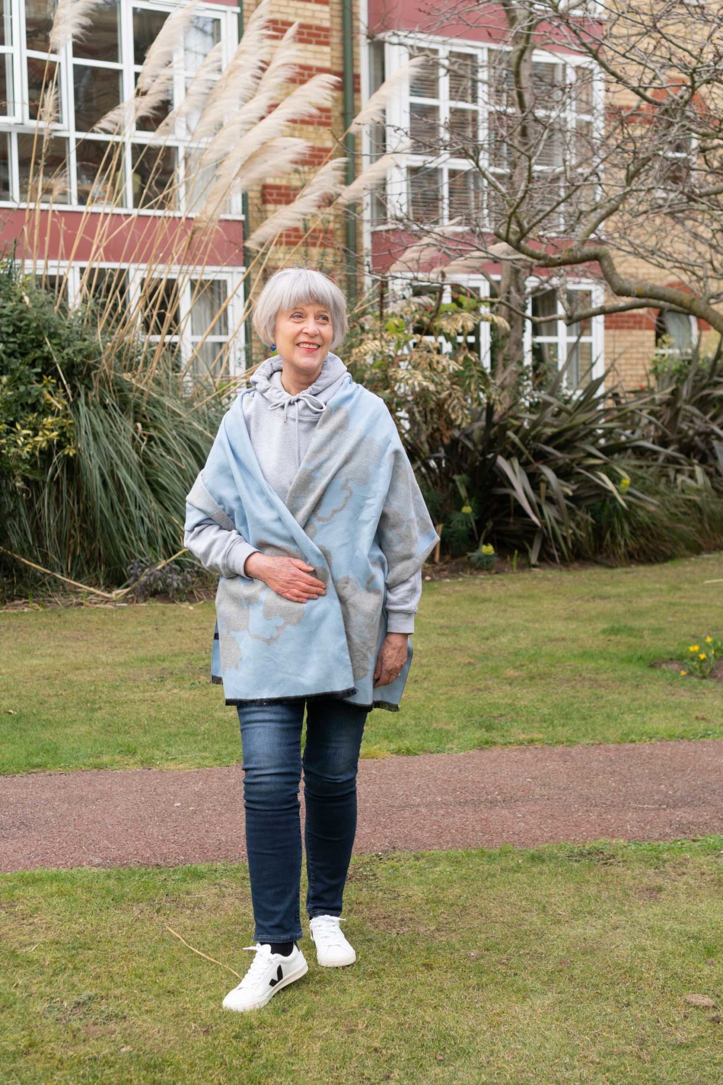 How to use scarves to maximise our wardrobes