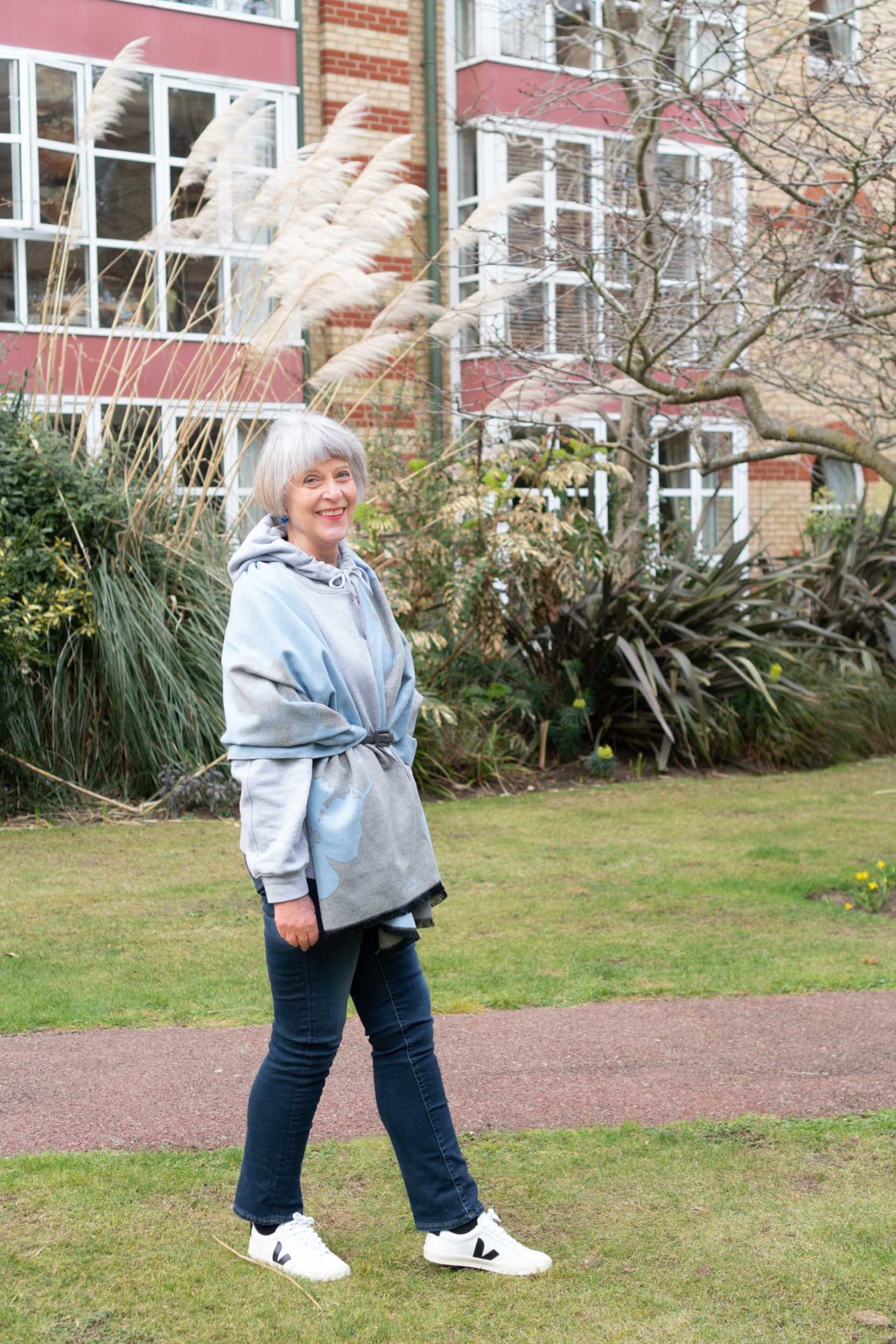 How to use scarves to maximise our wardrobes