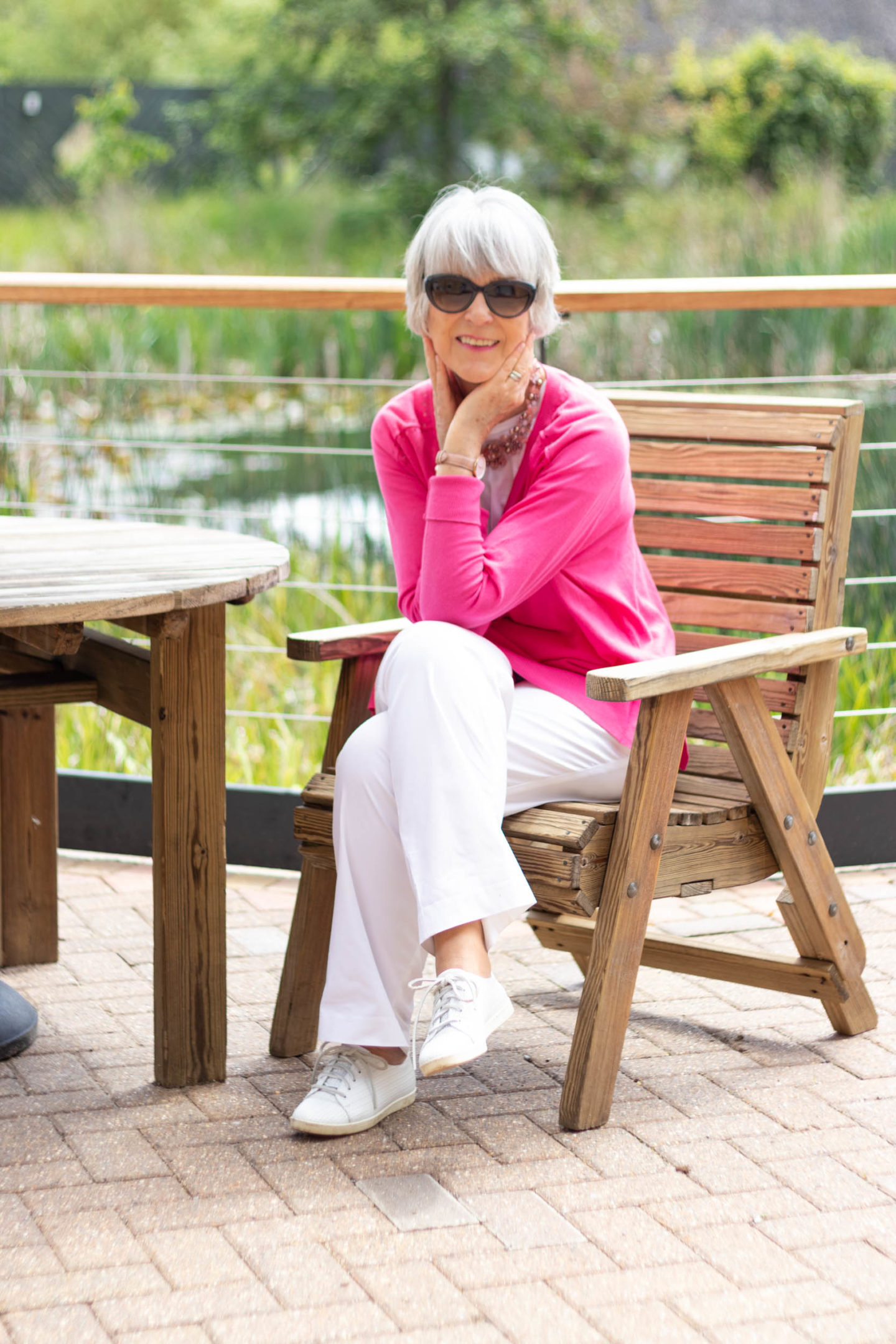 How to dress up simple white trousers