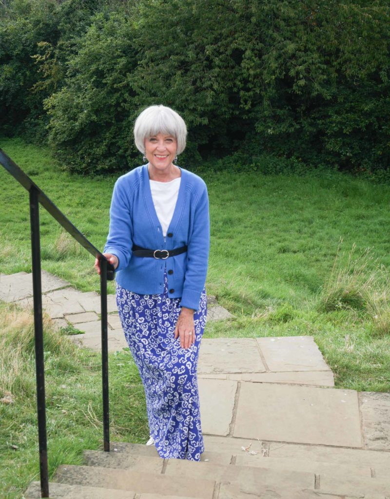 How to adapt a print maxi skirt - Chic at any age
