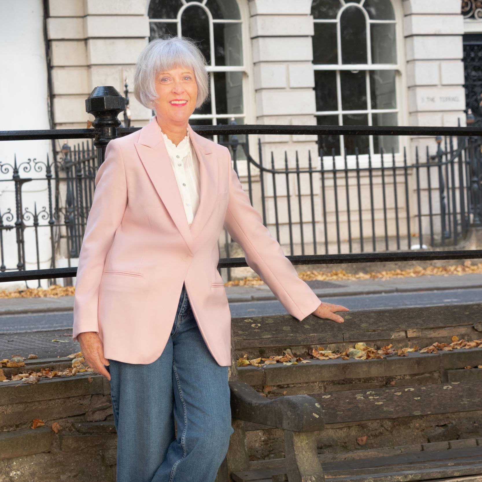 How to dress up a pair of jeans with a classic jacket - Chic at any age