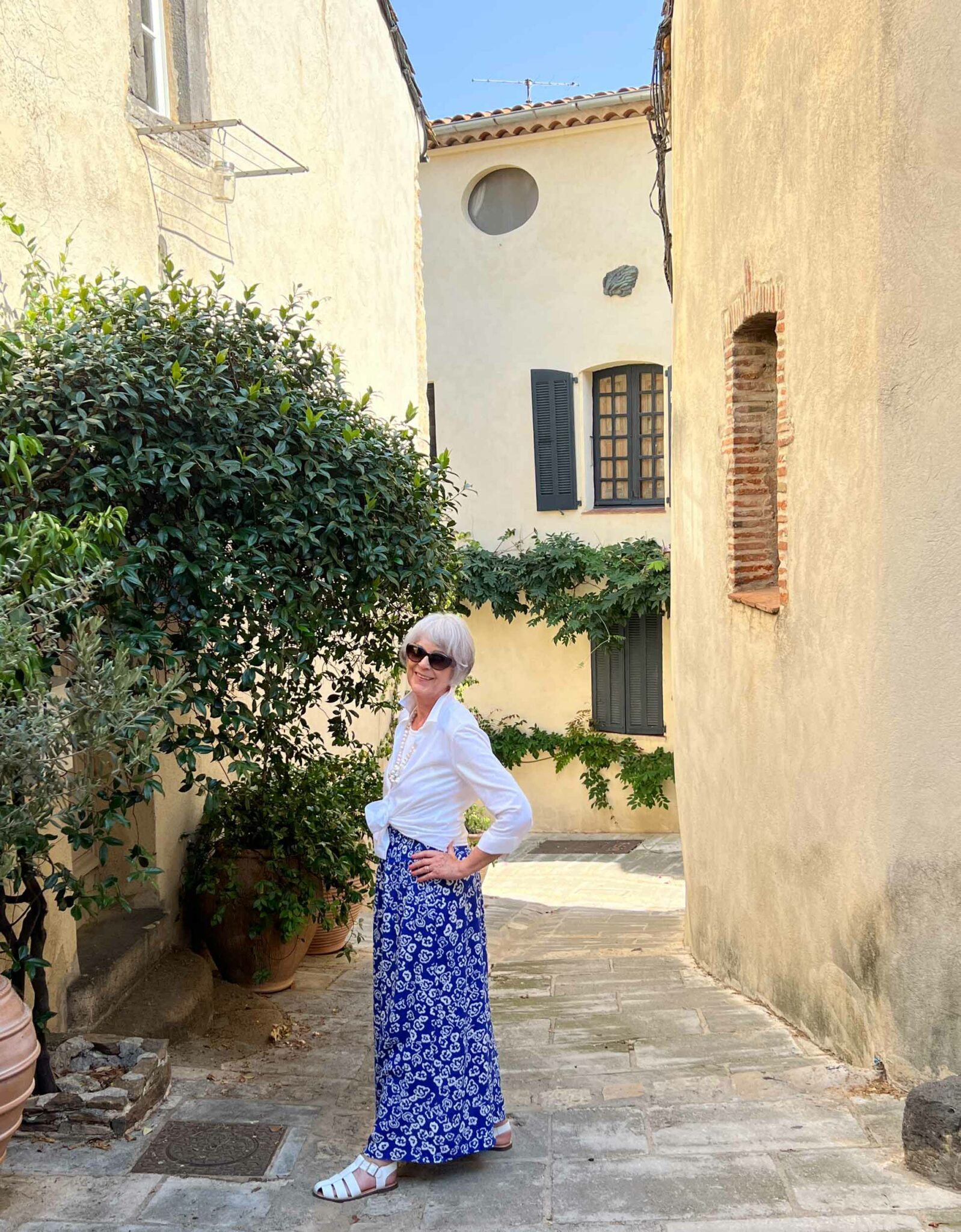 Simple summer outfit - maxi skirt and white shirt