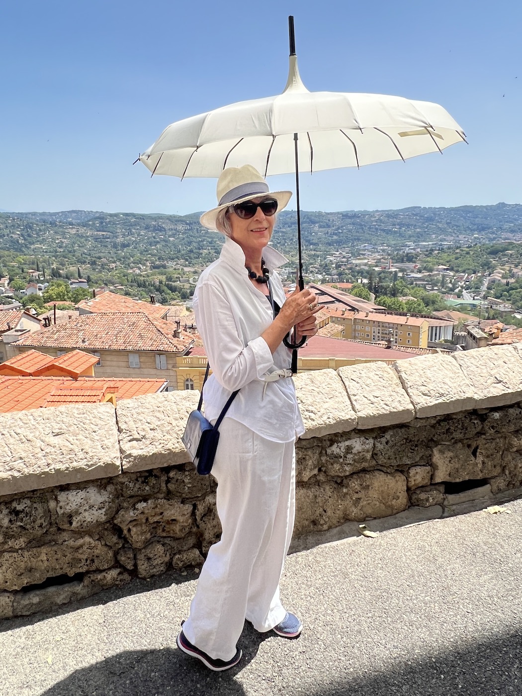 Linen outfit and parasol in Grasse