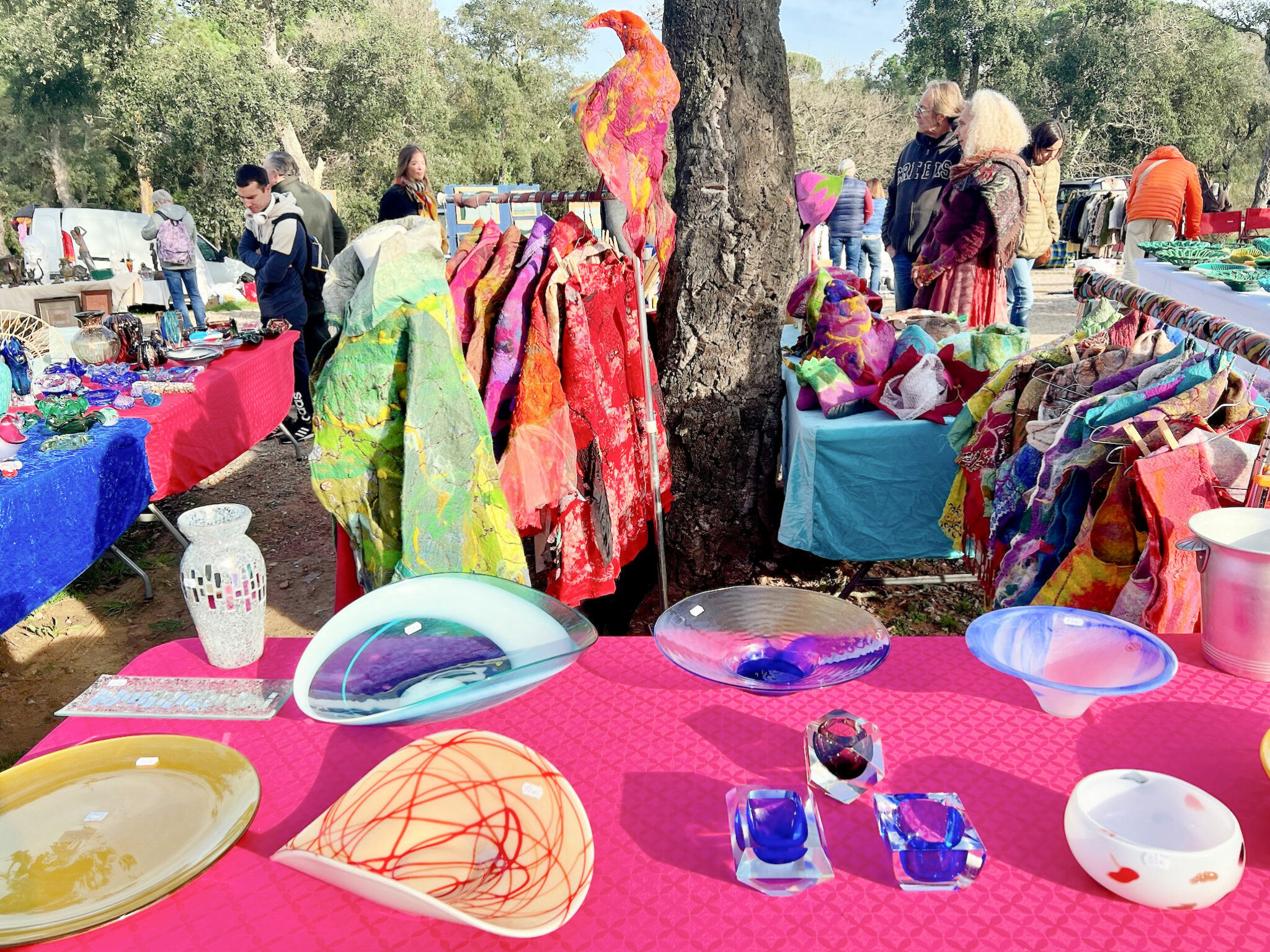 GLASS BOWLS AND COLOURFUL JACKETS AT BROCANTE